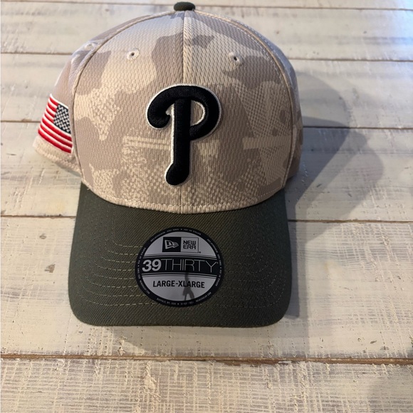 New Era 39THIRTY Camo Philadelphia Phillies Cap with Flag Patch - Picture 2 of 5